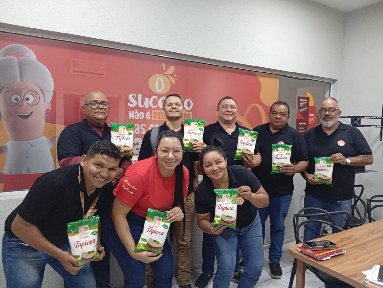 Equipe de revendedores Lá do Sertão segurando pacotes de tapioca